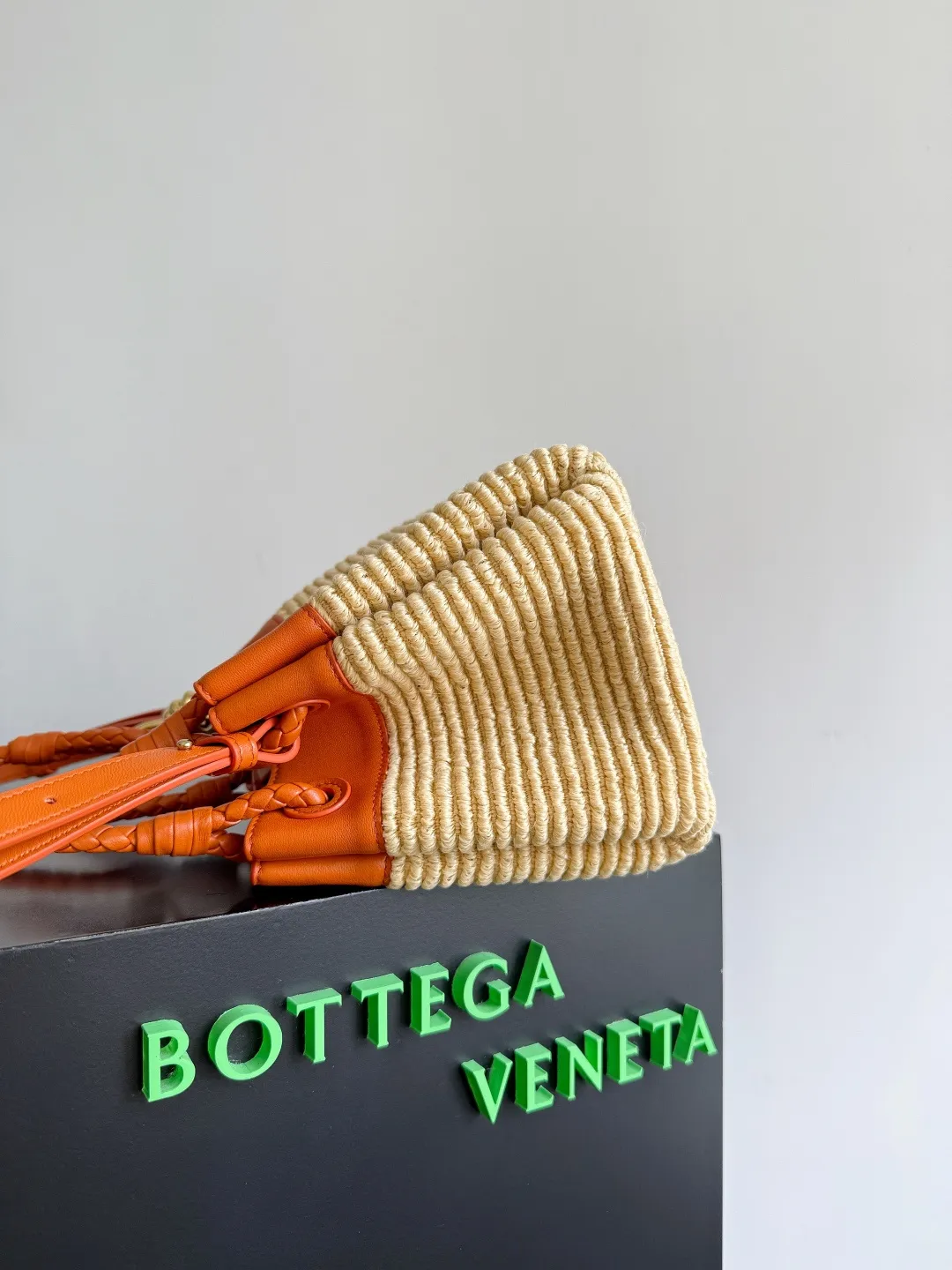 Batch 1960 Encounter BV Summer Romance - New Raffia Bag BV (Bottega Veneta) has always been known for its low-key luxury and exquisite craftsmanship, and this raffia bag fully demonstrates the soul of the brand. The appearance is like a work of art, and the natural raffia woven bag body blends into the gentleness of the summer beach. The iconic fine leather handle contrasts with the raffia, and the details are ingenious ~ giving it a high-end feel! In terms of design, the bag has an elegant shape and is suitable for hand-carrying and cross-body wear. The top leather seal ensures safety and highlights the pursuit of quality. The functions are also very good, the internal space is reasonable, and daily items such as mobile phones and wallets can be easily accommodated. This summer, let BV’s new raffia bag accompany you to interpret your unique taste, let low-key luxury accompany you, and start your exquisite summer travel ~ Style number: 827475 (796569) Size: 20*17*16.5cm